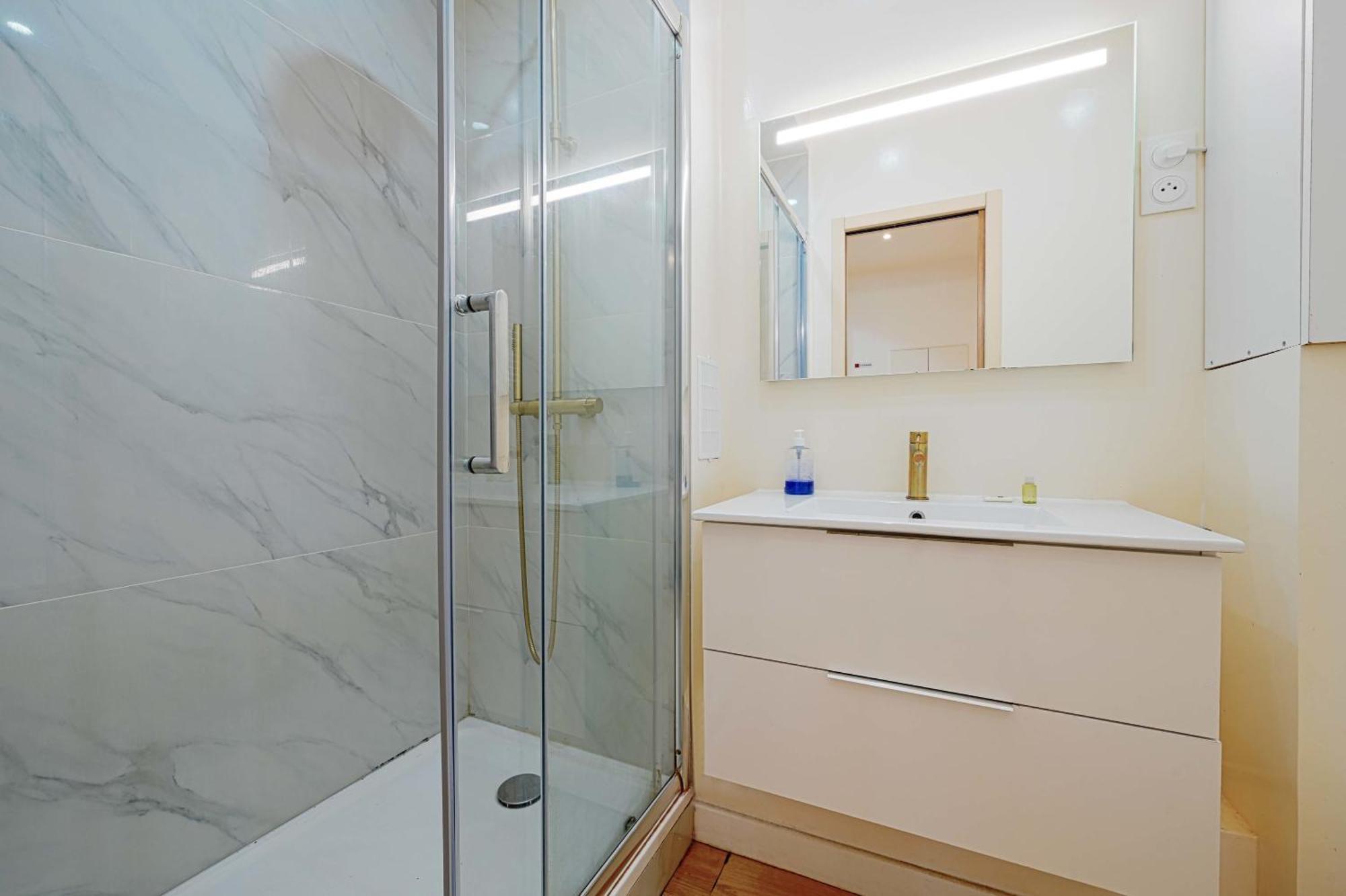 Апартаменты Modern Renovated Studio With A Touch Of Gilded Glamour Central Париж Экстерьер фото