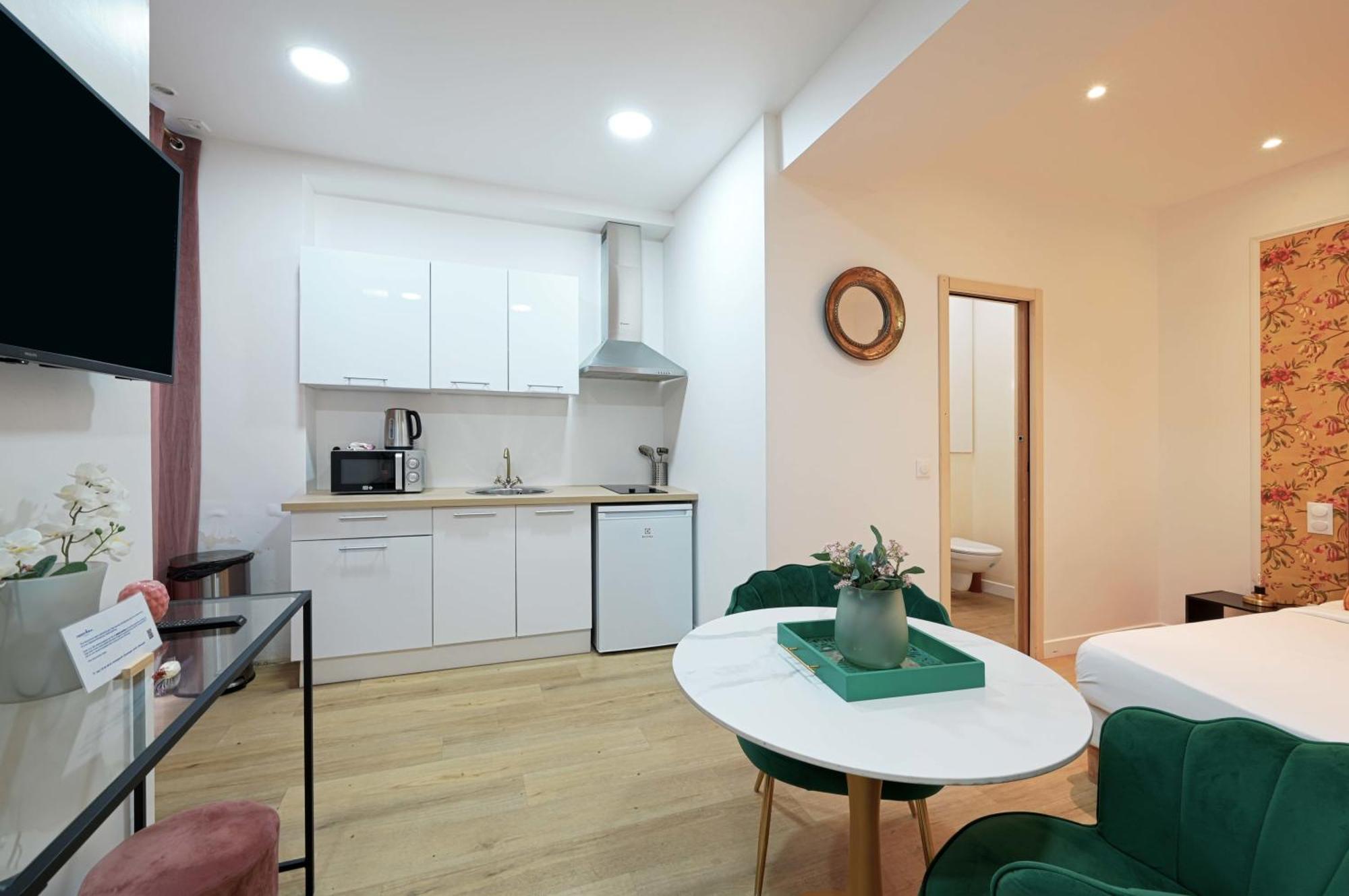 Апартаменты Modern Renovated Studio With A Touch Of Gilded Glamour Central Париж Экстерьер фото